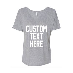 CUSTOM TEXT Jede Farbe Flowy Komfortables T-Shirt mit V-Ausschnitt - Farbe auswählen und Personalisieren V-Ausschnitt T-Shirt - Damen Slouchy V-Ausschnitt Shirt - Geschenk für Sie