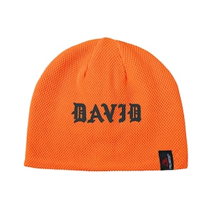 Peut inclure: Bonnet orange vif avec le nom "DAVID" en lettres gothiques noires. Le bonnet a une texture en maille et une petite étiquette noire avec le logo "POLARTEC".