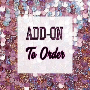 Op de afbeelding: Vierkantige afbeelding met de tekst "ADD-ON To Order" in zwart en roze, tegen een achtergrond van glinsterende, iriserende pailletten in roze, paars en zilver. De tekst staat gecentreerd op een witte vierkant.