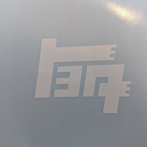 Puede incluir: Calcomanía de vinilo blanco con la palabra "Tiff" en una fuente estilizada.