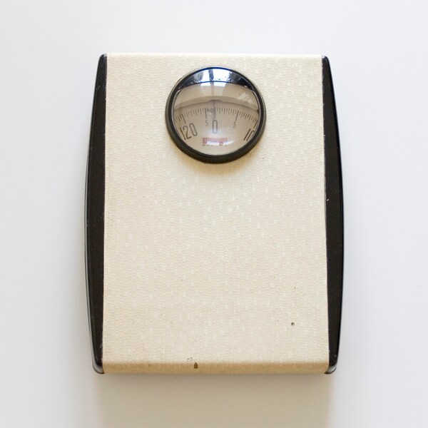 vintage 1950s hospital scale by Tomado, Dutch design, fifties sixties retro home decoration, bathroom personal scale