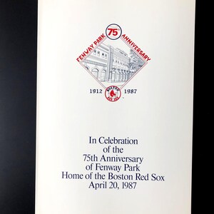 Może przedstawiać: Biały program upamiętniający 75. rocznicę powstania Fenway Park, domu Boston Red Sox. Program zawiera niebiesko-białą ilustrację parku i tekst "Fenway Park 75th Anniversary 1912 1987". Tekst "In Celebration of the 75th Anniversary of Fenway Park Home of the Boston Red Sox April 20, 1987" jest wydrukowany na niebiesko.