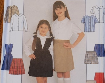 Patrón de uniforme escolar para niñas Simplicity, tallas 7-12: blusa, pantalones cortos y falda (7683)