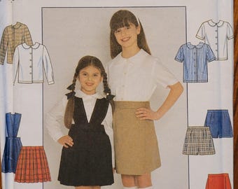 Patrón de falda, pantalón corto y blusa para uniforme escolar de niña Simplicity UNCUT, tallas 8-14 (7683)