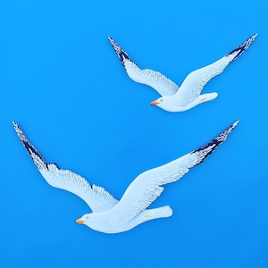 Set of 2 Wooden Seagulls Wall Art – Carved Flying Birds – Coastal Nautical Wall Decor for Beach House – Hand Painted Sea Bird Sculptures