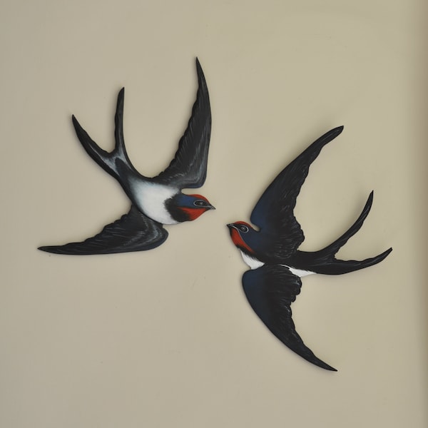 Nous volons ensemble\ Lot de 2 hirondelles peintes en bois volantes\ Installation murale\ Grand oiseau noir et blanc\ Décoration de relaxation\ Cadeau personnalisé