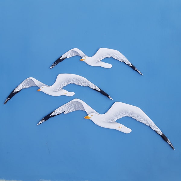 Verträumter Schwarm von 3 Möwen, Wandkunst-Set mit bemaltem hängenden Vogel im Flug, Küsten- & Stranddekoration, Wandinstallation