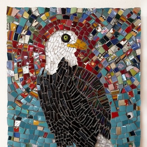 Pássaro em mosaico - Uma águia colorida. Imagem original, técnica mista com pratos e porcelanas cortadas à mão para decoração de casa ou escritório.