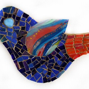 Mosaik blauer Vogel aus Buntglas auf Holzsockel zur Dekoration oder als kleines Geschenk, Unikat