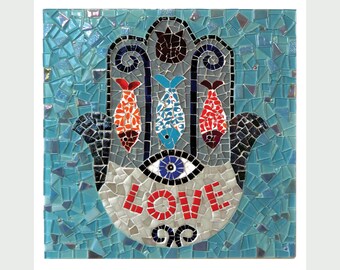 Mosaik Hamsa-tavelram med traditionella element för lycka, redo att hängas, judisk konst