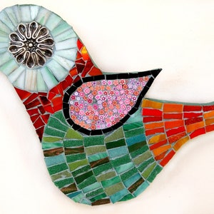 Grün und Orange handgefertigt Mosaik Vogel mit Glas, Perlen und Polymer Clay Blumen bereit zur Hand für Dekoration oder Geschenk