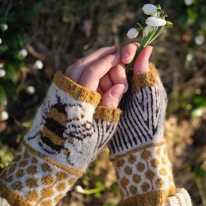 Honeybee mitts digital knitting/strick/stick pattern/muster/mönster , available languages: English, German, Swedish