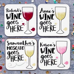 Puede incluir: Cuatro posavasos cuadrados blancos con texto negro e ilustraciones de copas de vino. El texto en los posavasos dice "Richard's Wine goes HERE", "Anne's Wine goes HERE", "Samantha's MOSCATO goes HERE" y "Karen's WINE goes HERE".
