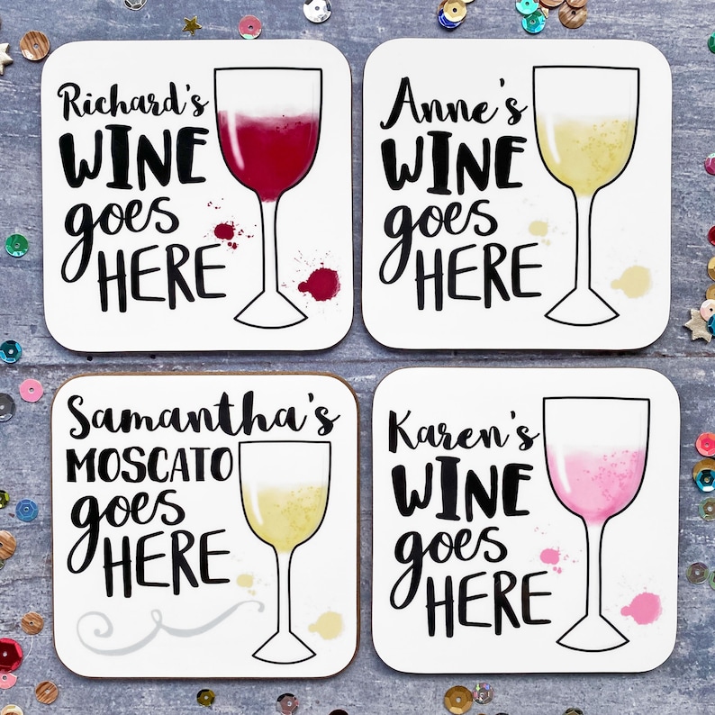 Puede incluir: Cuatro posavasos cuadrados blancos con texto negro e ilustraciones de copas de vino. El texto en los posavasos dice "Richard's Wine goes HERE", "Anne's Wine goes HERE", "Samantha's MOSCATO goes HERE" y "Karen's WINE goes HERE".