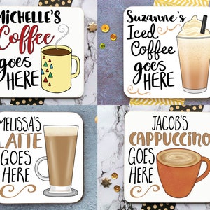 Op de afbeelding: Vier witte vierkante onderzetters met verschillende koffiedrankjes en namen. De onderzetters zeggen "Michelle's Coffee goes here", "Melissa's Latte goes here", "Suzanne's Iced Coffee goes here", en "Jacob's Cappuccino goes here".