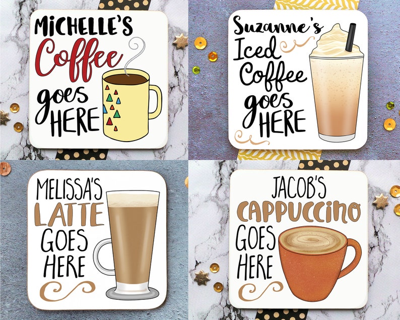 Op de afbeelding: Vier witte vierkante onderzetters met verschillende koffiedrankjes en namen. De onderzetters zeggen "Michelle's Coffee goes here", "Melissa's Latte goes here", "Suzanne's Iced Coffee goes here", en "Jacob's Cappuccino goes here".
