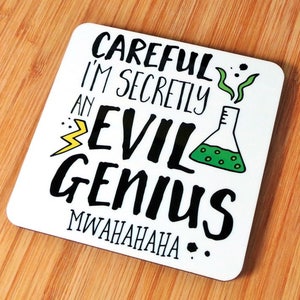 Puede incluir: Posavasos blanco con texto negro que dice "Careful I'm secretly an evil genius MWAHAHAHAHA..." con un vaso de precipitados y un rayo de dibujos animados verde y amarillo.