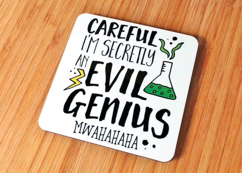 Puede incluir: Posavasos blanco con texto negro que dice "Careful I'm secretly an evil genius MWAHAHAHAHA..." con un vaso de precipitados y un rayo de dibujos animados verde y amarillo.