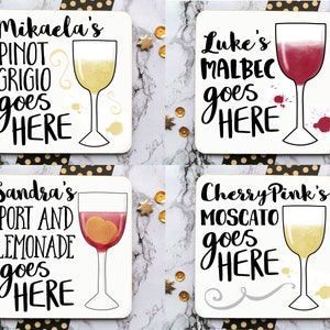 Puede incluir: Cuatro posavasos cuadrados blancos con letras negras e ilustraciones de copas de vino. Los posavasos presentan el texto "Mikaela's Pinot Grigio goes HERE", "Luke's Malbec goes HERE", "Sandra's Port and Lemonade goes HERE", y "Cherry Pink's Moscato goes HERE".