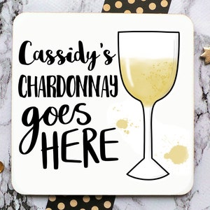 Puede incluir: Posavasos blanco con texto negro que dice "Cassidy's Chardonnay goes here" y un contorno negro de una copa de vino llena de l&iacute;quido amarillo.