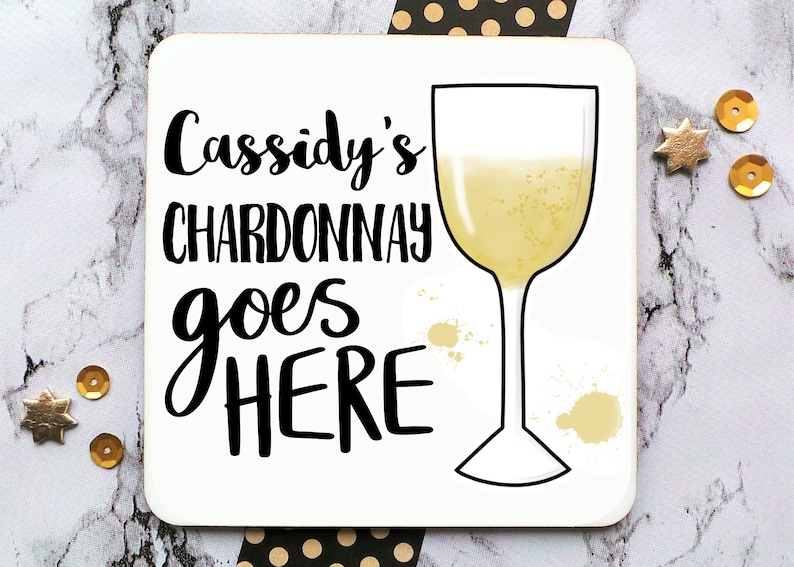Puede incluir: Posavasos blanco con texto negro que dice "Cassidy's Chardonnay goes here" y un contorno negro de una copa de vino llena de l&iacute;quido amarillo.