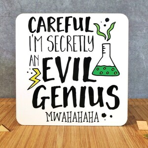 Puede incluir: Un letrero cuadrado blanco con texto negro que dice "Careful I'm secretly an evil genius MWAHAHAHAHA..." con una ilustraci&oacute;n de vaso de precipitados verde y un rayo amarillo.