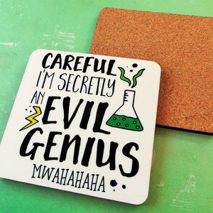 Puede incluir: Posavasos blanco con texto negro que dice "Careful I'm secretly an evil genius MWAHAHAHAHA." El texto est&aacute; rodeado por un dibujo animado verde y amarillo de un vaso de precipitados con l&iacute;quido verde y humo.