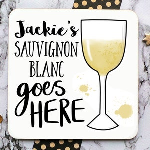 Puede incluir: Posavasos blanco con texto negro que dice "Jackie's Sauvignon Blanc goes here" y un contorno negro de una copa de vino llena de l&iacute;quido amarillo.