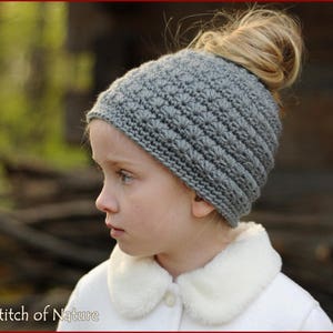 PATTERN all'uncinetto Cappello chignon disordinato di Odessa, modello cappello a coda di cavallo, modello berretto taglie da bambino ad adulto ragazze id: 16047 immagine 3