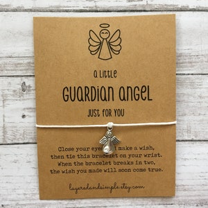 Puede incluir: Un brazalete de deseos de &aacute;ngel de la guarda en una tarjeta marr&oacute;n. La tarjeta tiene el texto "a Little GUARDIAN ANGEL JUST FOR YOU". El brazalete tiene un dije de &aacute;ngel plateado y un cord&oacute;n blanco. Incluye instrucciones.