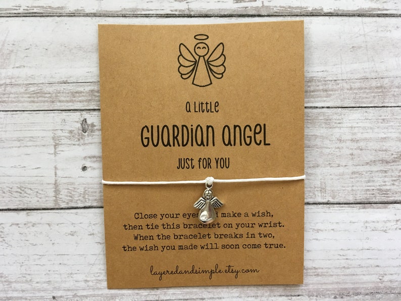 Puede incluir: Un brazalete de deseos de &aacute;ngel de la guarda en una tarjeta marr&oacute;n. La tarjeta tiene el texto "a Little GUARDIAN ANGEL JUST FOR YOU". El brazalete tiene un dije de &aacute;ngel plateado y un cord&oacute;n blanco. Incluye instrucciones.