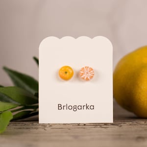 Pendientes de botón hechos a mano en arcilla polimérica color mandarina – Joyería de frutas cítricas