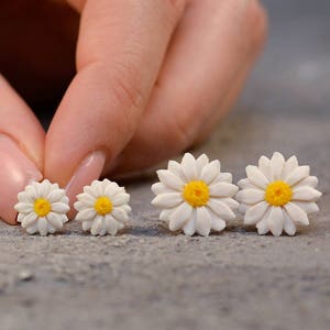 Daisy Stud Earrings, Flower Clay earrings, Daisy Flower Post, Unique Earrings, Titanium Earrings, Wedding Jewelry