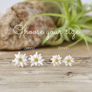 Boucles d'oreilles fleurs d'edelweiss Boucles d'oreilles fleurs blanches Boucles d'oreilles florales en argile image 3