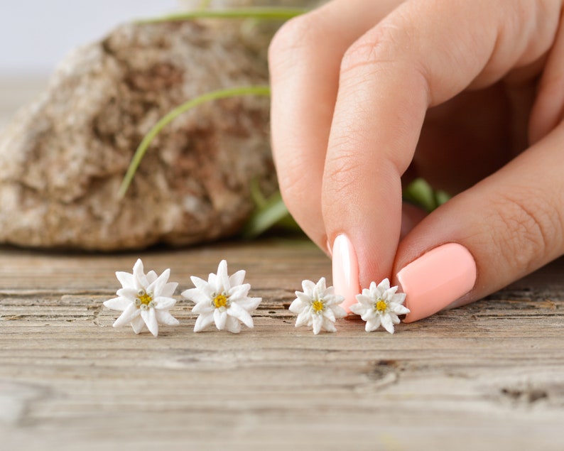 Boucles d'oreilles fleurs d'edelweiss Boucles d'oreilles fleurs blanches Boucles d'oreilles florales en argile image 4