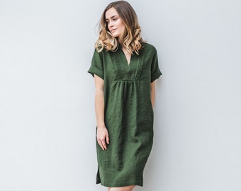 Robe en lin moderne HAZEL de couleur Forest Green.  Robe tunique en lin en 47 couleurs. Robe tendance été avec col fendu.