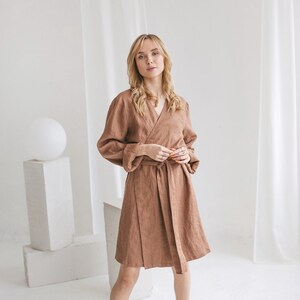 Badrock i linne med fickor. Mjuk kimono i linne. Hemkläder i linne. bild 2