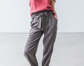 Pantalon en lin avec poches. Pantalon de femme fuselé taille haute avec ceinture élastique et nœud. Disponible en 47 couleurs