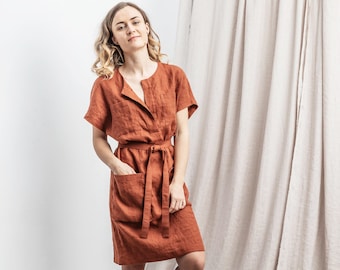 Linneklänning / Oversize linneklänning med slits i halsringning och framfickor i bränd orange färg / finns i 47 färger