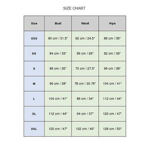 K&ouml;nnte beinhalten: Eine Gr&ouml;&szlig;entabelle mit Ma&szlig;en in Zentimetern und Zoll. Die Tabelle umfasst die Gr&ouml;&szlig;en XXS bis XXL mit Brust-, Taillen- und H&uuml;ftma&szlig;en. Der Text "SIZE CHART" steht oben.