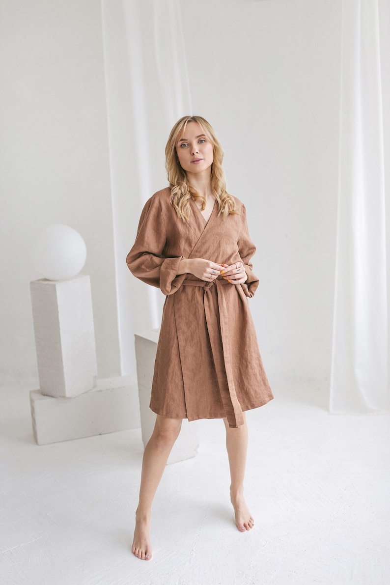 Badrock i linne med fickor. Mjuk kimono i linne. Hemkläder i linne. bild 2