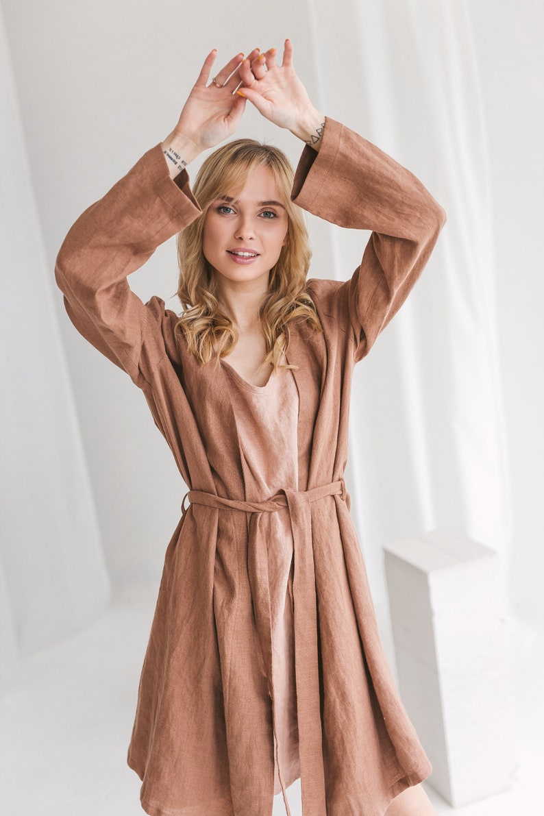 Badrock i linne med fickor. Mjuk kimono i linne. Hemkläder i linne. bild 3