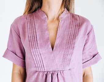 Modern linneklänning i HAZEL-modell med slits i färgen Rosy Mauve. V-ringad klänning i oversize-modell för kvinnor. Sommartrendig, avslappnad klänning.