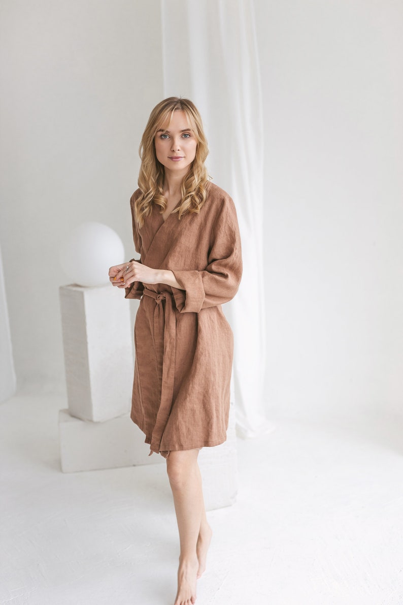 Badrock i linne med fickor. Mjuk kimono i linne. Hemkläder i linne. bild 4