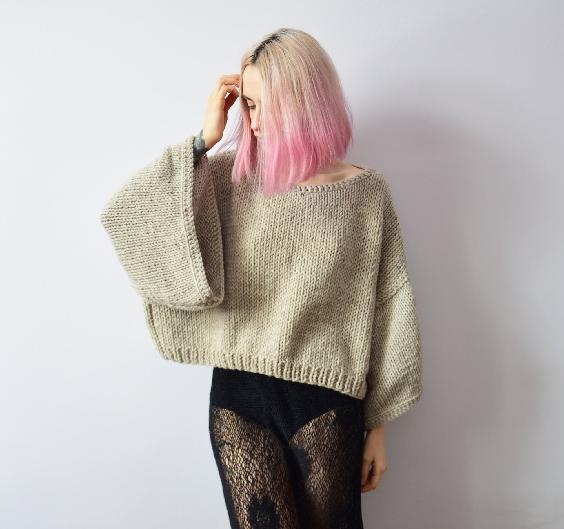 【2024最新】SNSで話題・人気の商品のおすすめアイテム Cropped Chunky Sweater With Bell Sleeves. Hand Knit Crop Top トップス