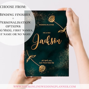 以下が含まれることがあります： ゴールドのアクセントと花のイラストが施されたダークグリーンのウェディングプランナー。表紙には「Wedding Planner」と「Mr & Mrs Jackson」と書かれています。日付「5th April, 2024」と「Love Never Gives Up」のフレーズも含まれています。