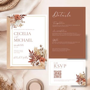 Puede incluir: Un conjunto de invitaciones de boda con una invitación principal, una tarjeta de detalles y una tarjeta de confirmación de asistencia. El diseño incluye arreglos florales en tonos marrón, melocotón y crema. El texto de la invitación incluye los nombres Cecelia y Michael.