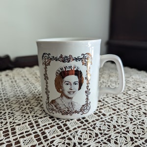 Caneca do Jubileu de Prata da Rainha Elizabeth II feita na Inglaterra