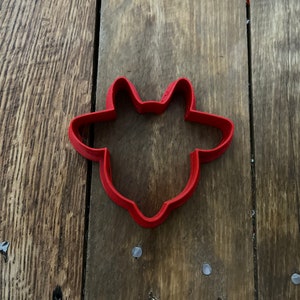 Peut inclure: Emporte-pièce en plastique rouge en forme de tête de vache.