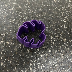 Può includere: Tagliapasta in plastica viola a forma di foglia di monstera.